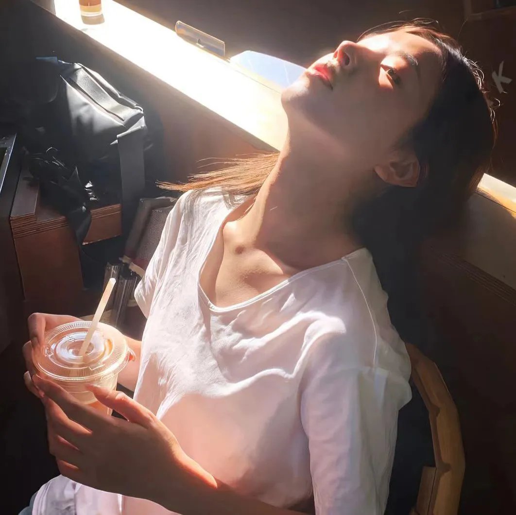 隔楼女孩:我们之间的层距